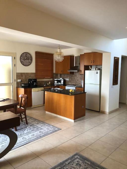 Budget Escape To The Seaside Larnaca Exterior photo