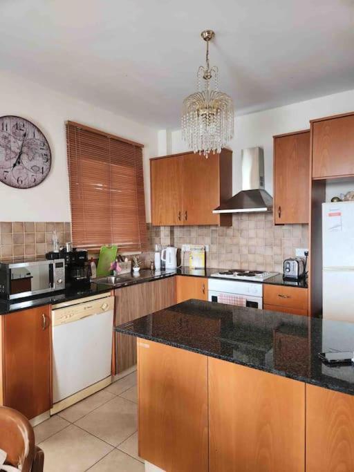 Budget Escape To The Seaside Larnaca Exterior photo