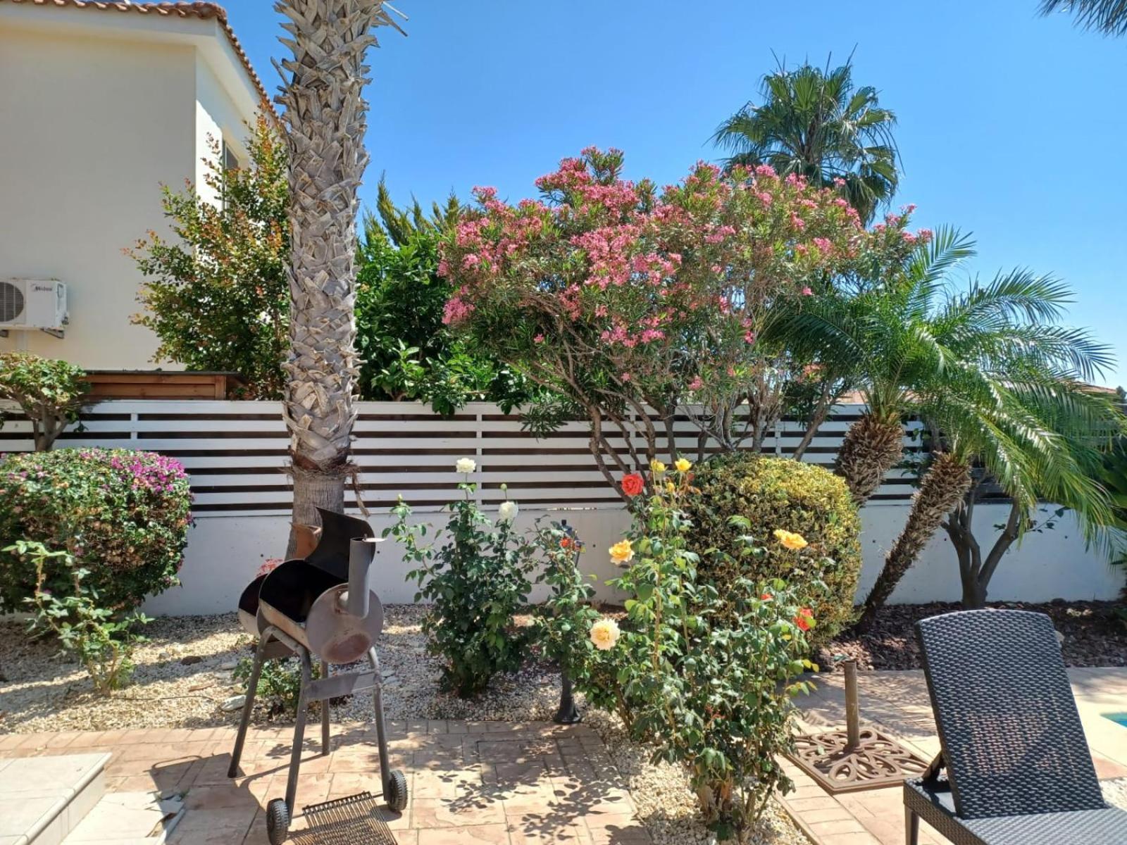 Budget Escape To The Seaside Larnaca Exterior photo